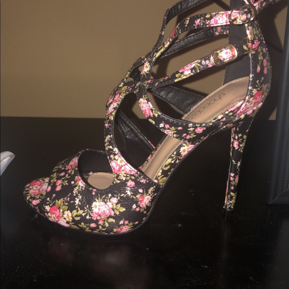 Strappy high heels - Picture 2 of 5